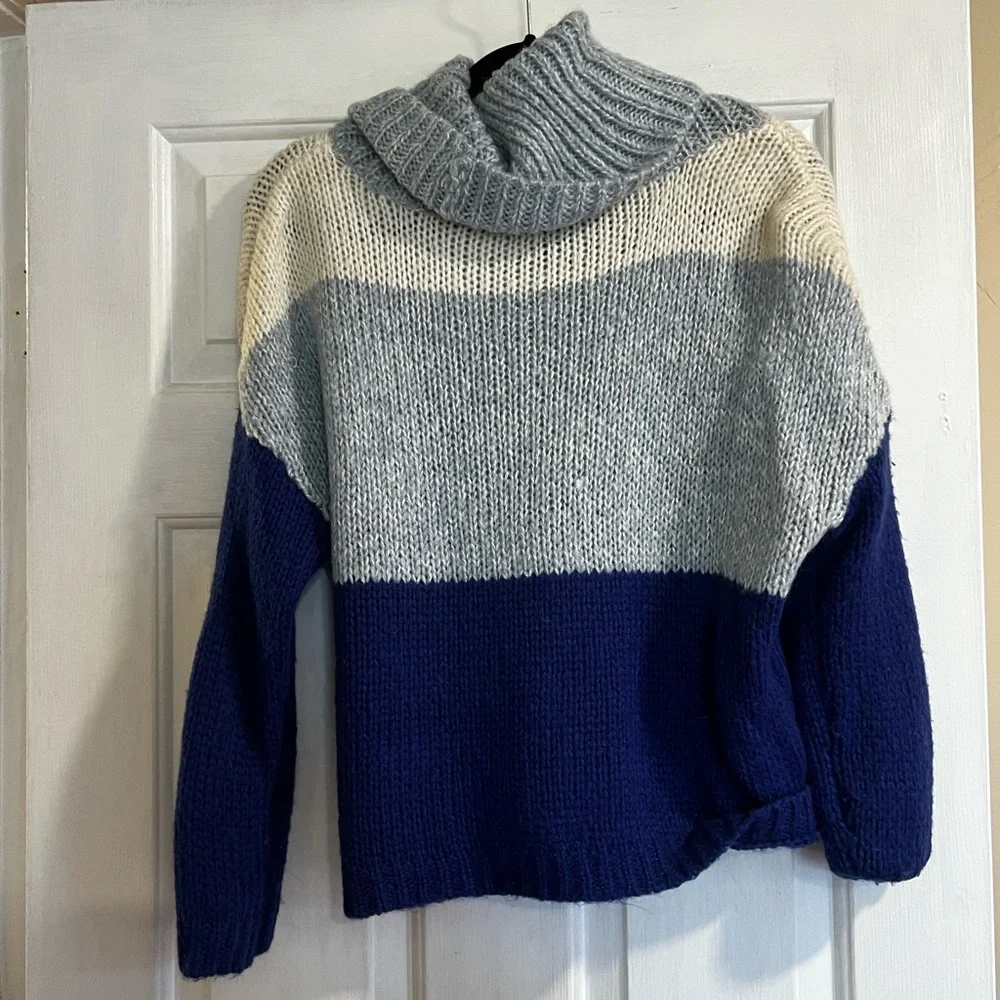 Blue color blocked sweater - Picture 1 of 4